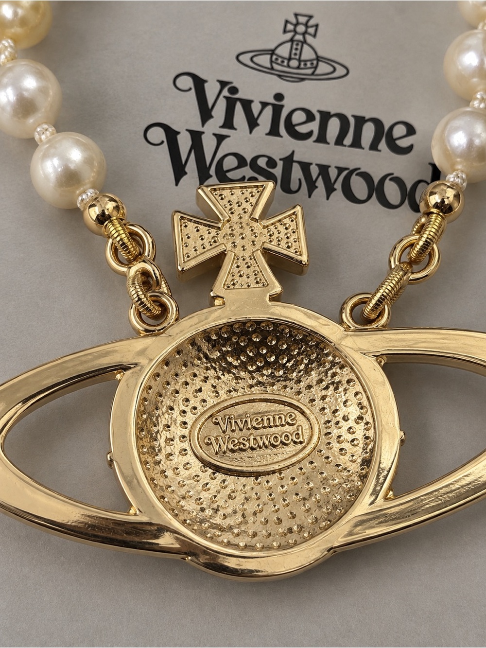 Vivienne Westwood One Row Pearl Bas Relief Choker – Gold / Cream Pearl - Picture 6 of 12